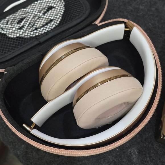 Beats Solo3 ✦ Rose Gold Wireless Headphones ✦ Limited Edition w/ Case On-Ear EUC - Picture 2 of 16
